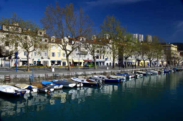 Barche a motore in Fiume Canale Morto in Croazia Fotografia Stock