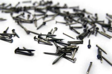 Beyaz arka plan üzerinde izole metalik çivi