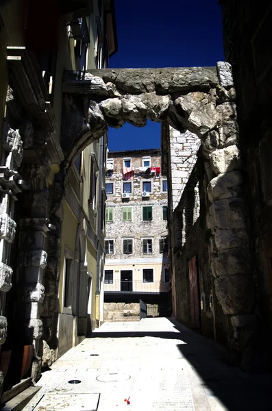 Старые ворота или римская арка в Риеке, Хорватия — стоковое фото