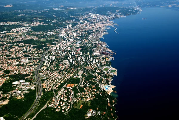 Vista a volo d'uccello su Fiume e sul mare Adriatico, Croazia — Foto Stock