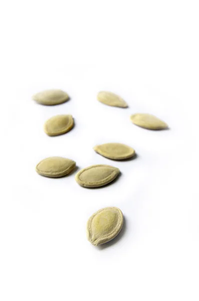 Beyaz arkaplanda izole edilmiş kabak tohumları — Stok fotoğraf