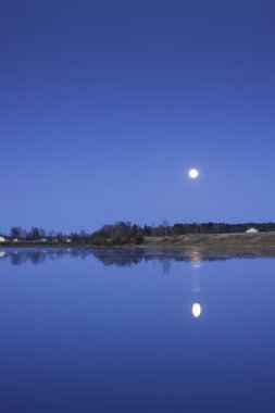 Dolunay Nehri üzerinde
