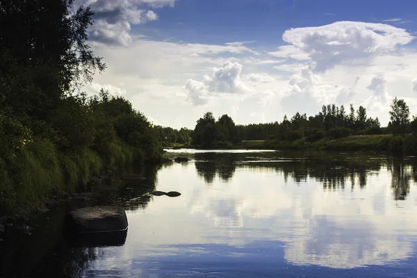 Door de rivier — Stockfoto