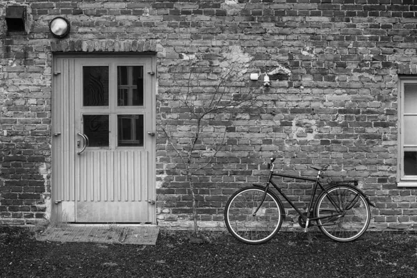 Uma Bicicleta Preta Foi Estacionada Por Uma Parede Tijolos Uma — Fotografia de Stock