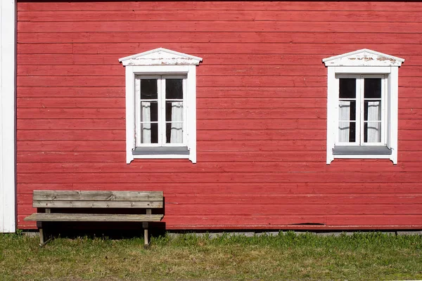 夏天的一天 一座古老的木制房子的外部 这条木制长椅位于温暖的阳光充足的地方 — 图库照片