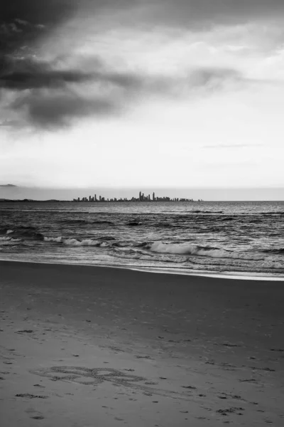 도시의 스카이라인은 오스트레일리아 퀸즐랜드의 시에서 수있다 누군가 모래에 그렸습니다 — 스톡 사진