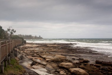 Yağmur denizden yağıyor. Avustralya 'nın Günışığı Sahili' nde hava hızla kötüleşiyor..