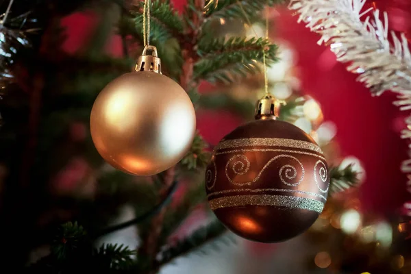 Dos Adornos Pasados Moda Colgando Árbol Navidad Las Bolas Son — Foto de Stock