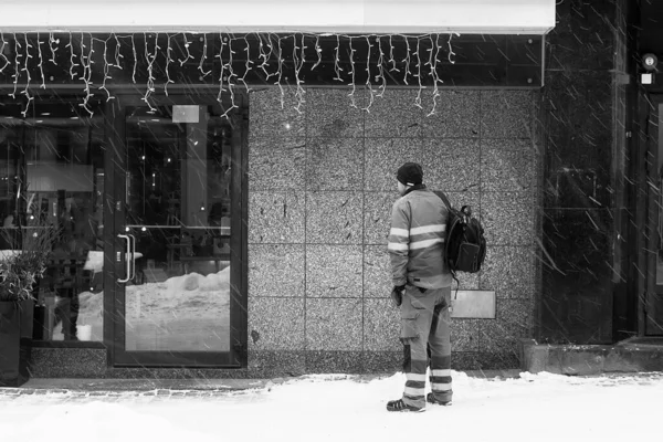 Ein Bauarbeiter Fragt Sich Das Mittagsrestaurant Einem Kalten Wintertag Geschlossen — Stockfoto