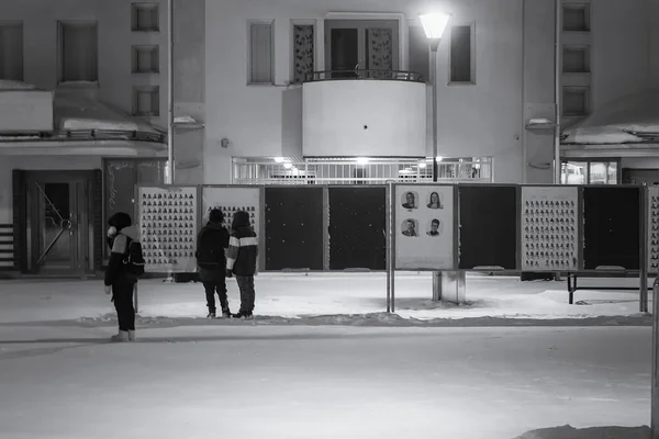 Group Young Boys Looking Closely Election Candidates Posters Winter Night — Stock Photo, Image