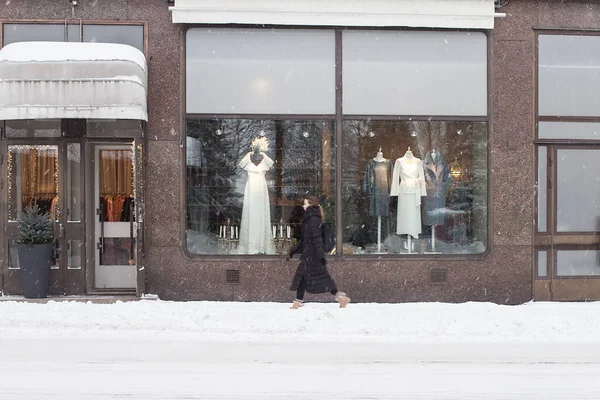 Yourng Woman Walking Fancy Dress Shop Snowstorm She Wearing Long — Stock Photo, Image
