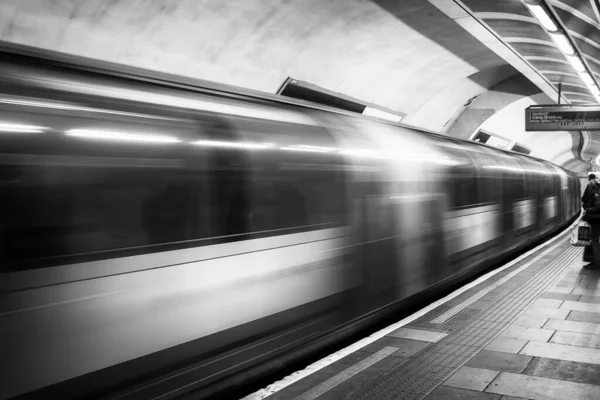 Metro Londres Pasa Muy Rápido Una Estación — Foto de Stock