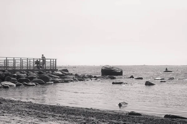 Una Joven Madre Está Viendo Horizonte Ciudad Sobre Mar Una —  Fotos de Stock