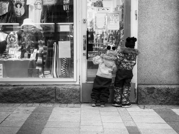 Дві Маленькі Дівчинки Дуже Цікавляться Магазином Продаються Важкі Металеві Товари — стокове фото