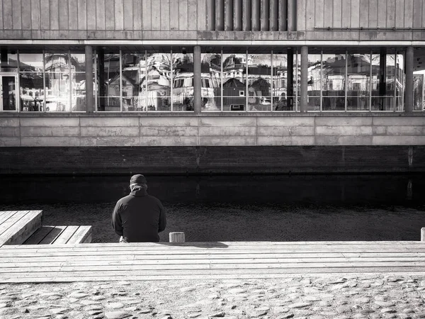 Hombre Está Sentado Solo Muelle Los Colores Ciudad Reflejan Las — Foto de Stock