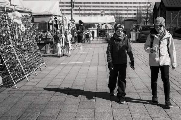 Dos Chicos Están Caminando Por Calle Con Gafas Sol Brillante — Foto de Stock