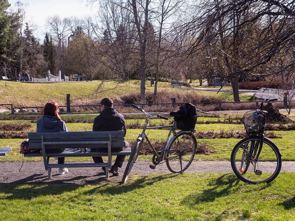 Una Pareja Está Tomando Una Taza Café Banco Del Parque — Foto de Stock