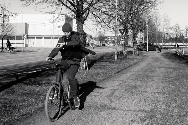 Joven Cabalga Rápido Bicicleta Roja Está Mirando Reloj Parece Que — Foto de Stock