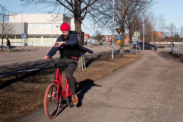 Joven Cabalga Rápido Bicicleta Roja Está Mirando Reloj Parece Que — Foto de Stock