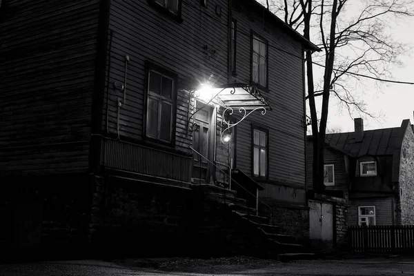 Jasně Osvětlený Vchod Starého Dřevěného Domu — Stock fotografie