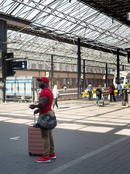 Hombre Parece Estar Poco Perdido Estación Tren Está Usando Teléfono — Foto de Stock