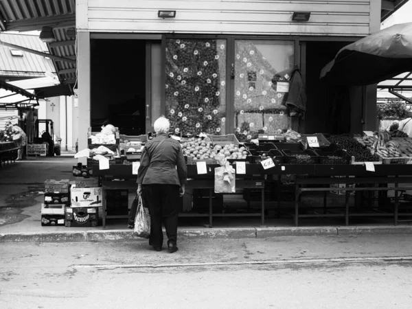 Літня Жінка Вибирає Овочі Фрукти Ринку Фермерів Багато Варіантів Яких — стокове фото