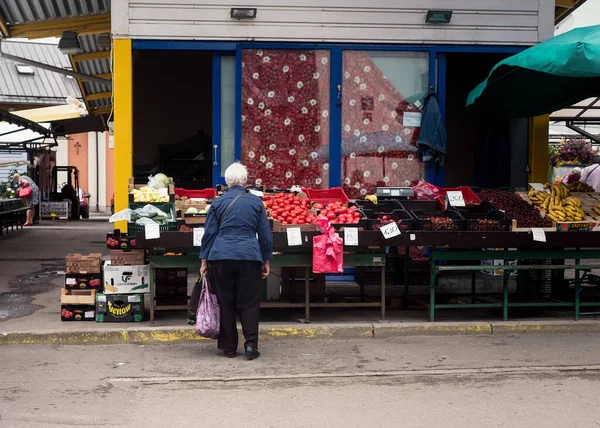 Elderly Lady Choosing Vegetables Fruit Farmers Market Quite Lot Options — Stock Photo, Image