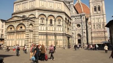 turistler florence cathedral yakınındaki