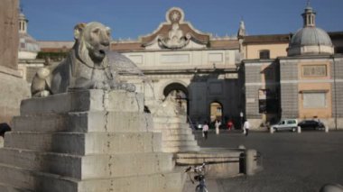 Fountain yakınındaki piazza del popolo aslan