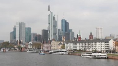 Frankfurt manzarası ile köprü ve nehir