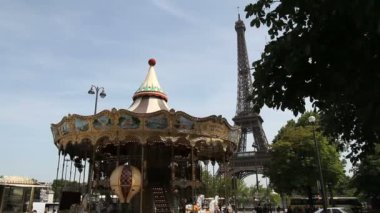 Eyfel Kulesi önünde bir atlıkarınca-Paris