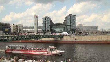 Berliner hauptbahnhof spree Nehri ile