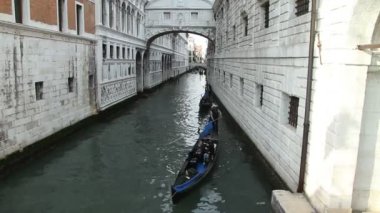bir gondol Venedik dar bir kanal aracılığıyla yelken