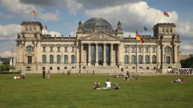 insanların reichstag binası önünde