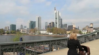 Frankfurt manzarası ve nehir köprüsü