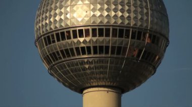 Fernsehturm Berlin'de kapatın