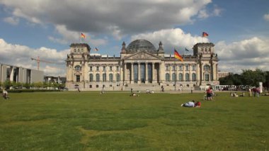 insanların reichstag binası önünde