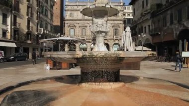 piazza erbe ve gardello Kulesi, verona verona madonna Çeşmesi