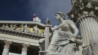 Avusturya Parlamentosu önünde heykeli