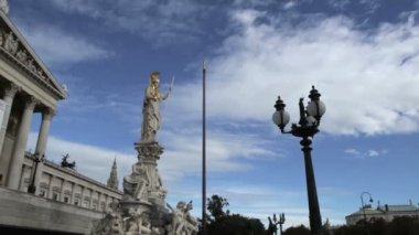 Avusturya Parlamentosu önünde heykeli