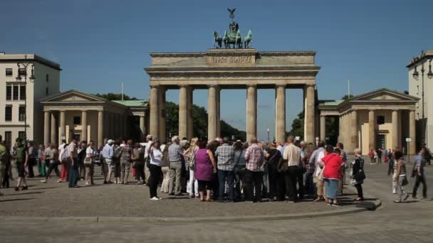 Turistas que visitan la Puerta de Brandeburgo en Berlín — Vídeos de Stock