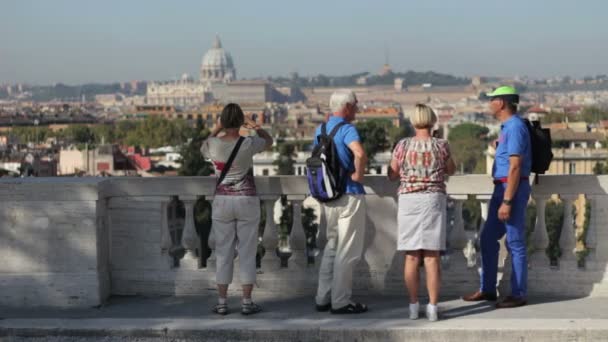 Touristen beim Fotografieren von Rom — Stockvideo