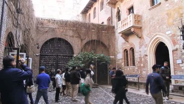 Muchos turistas cerca de la casa de Julieta en Verona — Vídeos de Stock