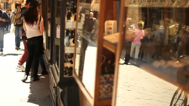 Toeristen lopen rond de straat van florence — Stockvideo