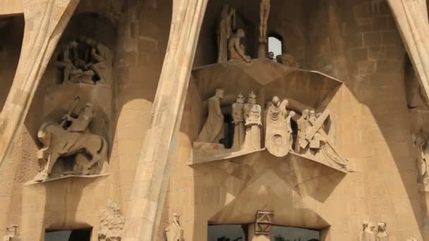 Kreuzigungsfassade der Kathedrale La Sagrada Familia — Stockvideo