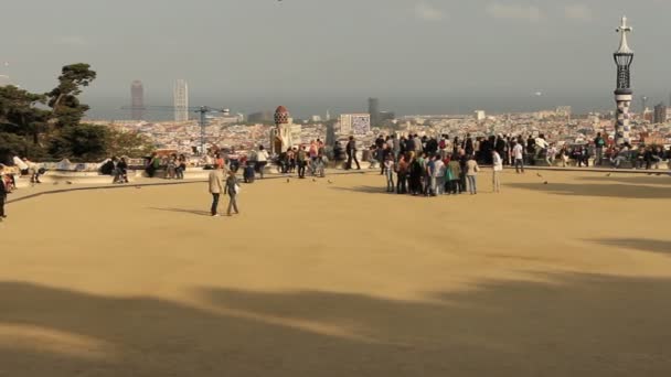 Parc guell och barcelona skyline — Stockvideo