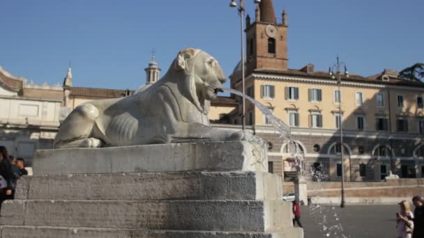 Fontän av ett lejon nära piazza del popolo — Stockvideo