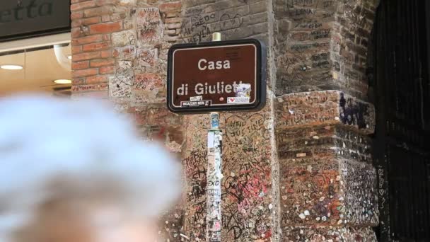 People walking near the sign that says Juliet's house — Stock Video