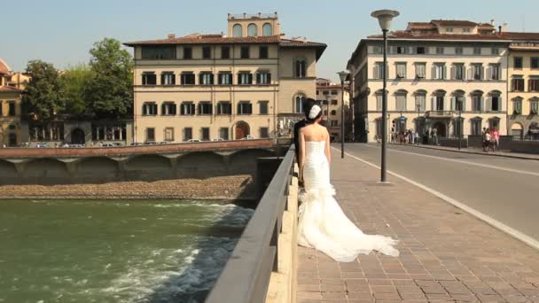 Boda de una pareja no identificada en la calle de Florencia — Vídeo de stock