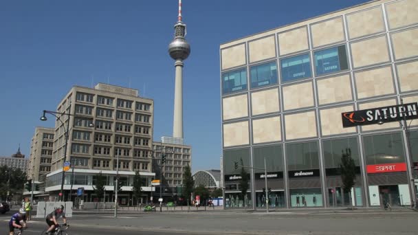 Blick auf den Fernsehturm am Alexanderplatz — Stockvideo